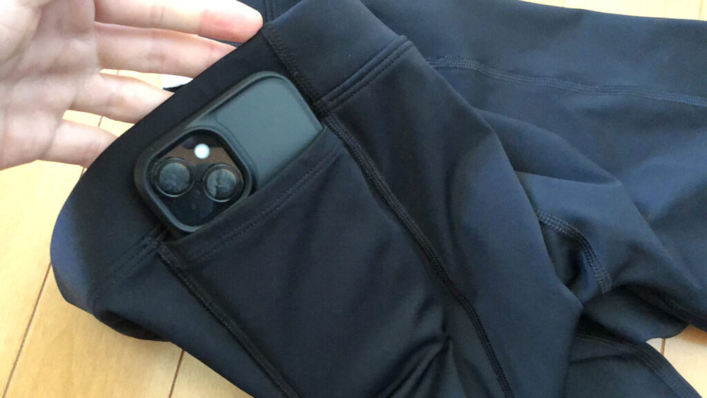 ランニングタイツにはポケットにはスマートフォン（iPhone15）も収納できる